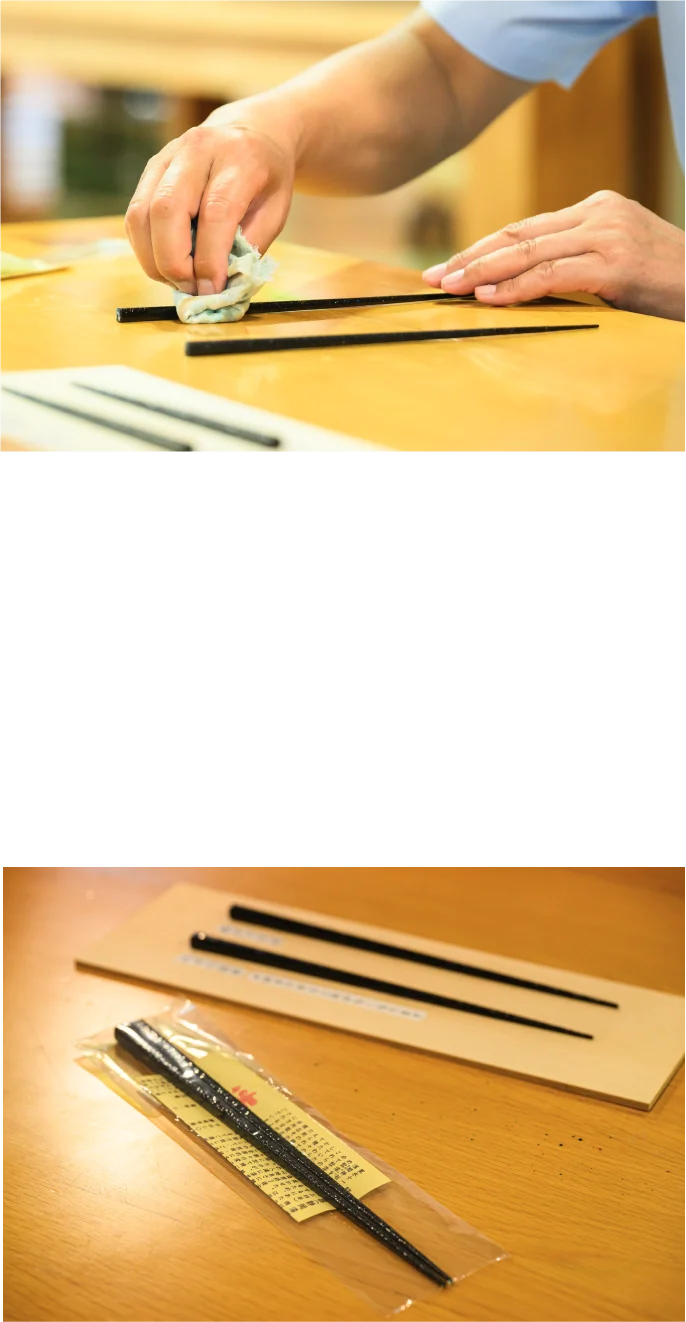 漆を研ぎ、貝の模様が浮かび上がる美しいお箸を作る体験。漆層の下に蒔かれた貝が研ぐことで現れ、キラキラと輝く美しい模様が仕上がります。（おひとり様1膳／長さは23㎝となります）